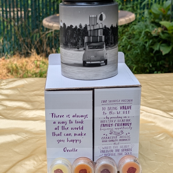 Scentsy Black and White Wax Warmer with Colorful Wax Melts - Picture 2 of 4